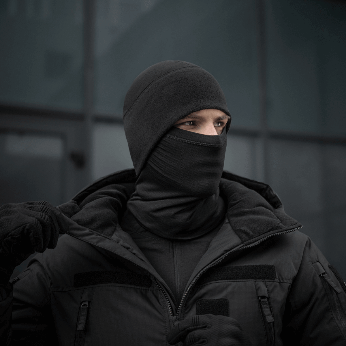 Henkilö käyttää M-Tac Tube Scarf Polartec Power Grid -kauluria kasvomaskina talviympäristössä, musta malli.