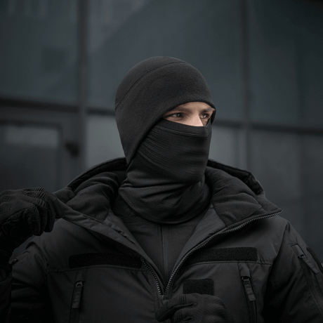 Henkilö käyttää M-Tac Tube Scarf Polartec Power Grid -kauluria kasvomaskina talviympäristössä, musta malli.