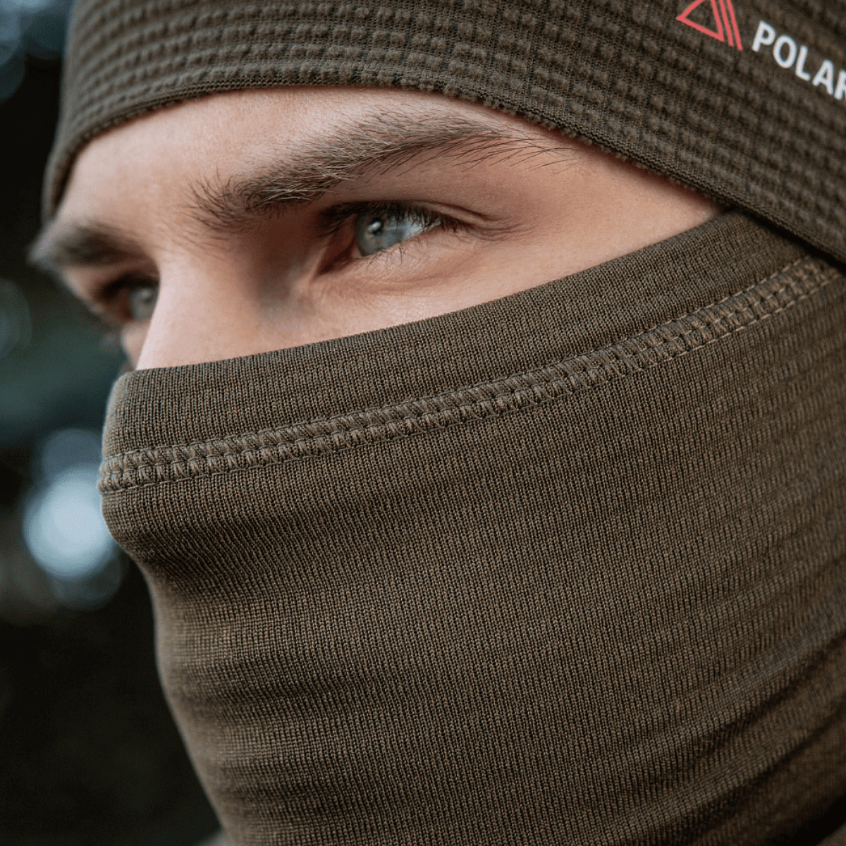 M-Tac Tube Scarf Polartec Power Grid -kauluri, jota käytetään kasvomaskina, lämmin ja hengittävä suoja kylmää vastaan.