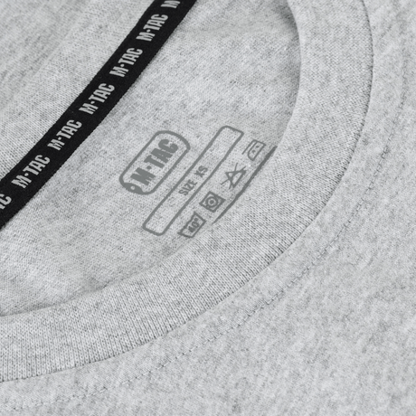 M-Tac T-Shirt 93/7 Summer harmaana, lähikuva kaulusetiketistä pesuohjeineen.