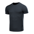 Musta M-Tac Sweat-Wicking T-Shirt Gen.II, kevyt polyesteri, suunniteltu mukavuuteen, hengittävyyteen ja nopeaan kuivumiseen aktiiviseen elämäntapaan.