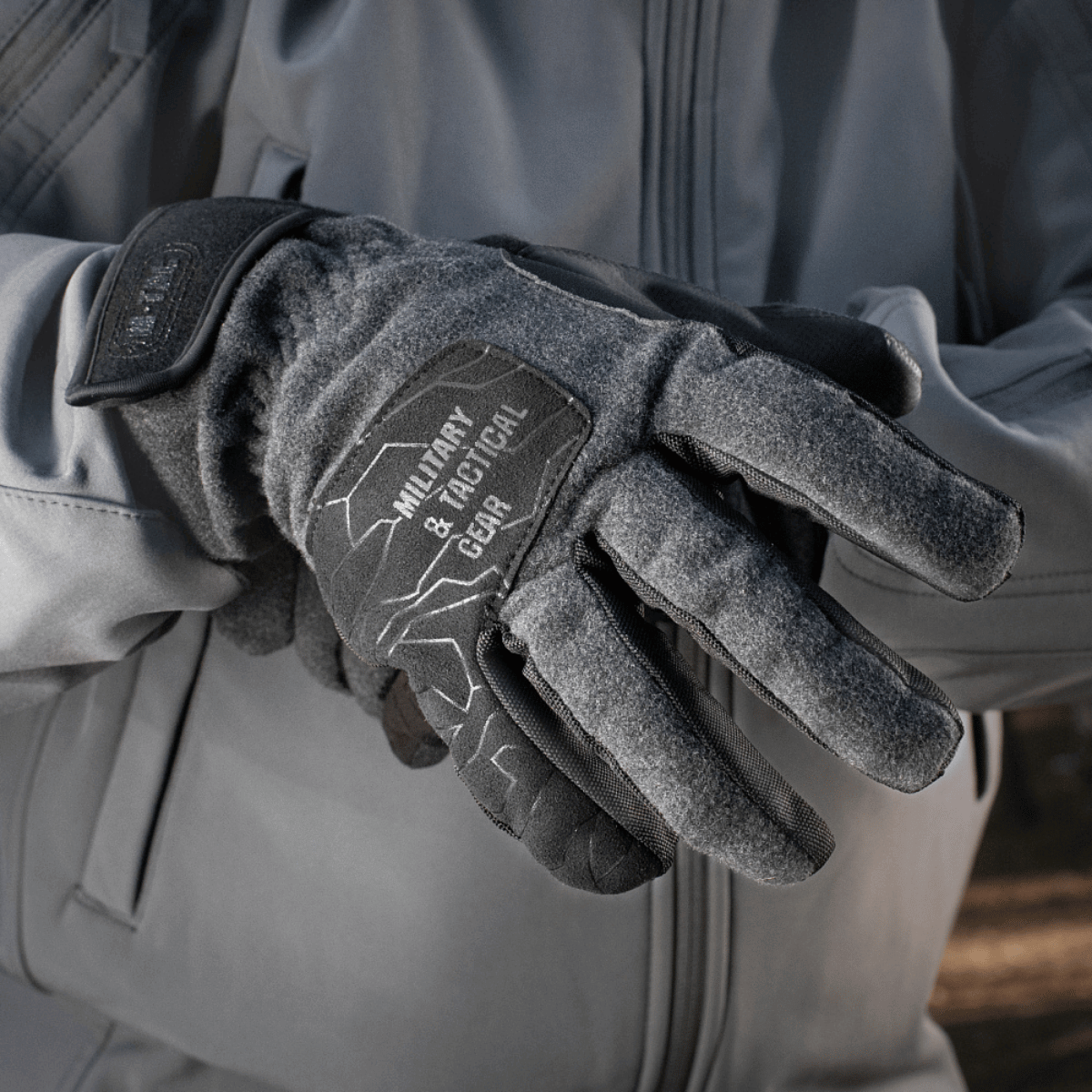 M-Tac Vinterhandsker Extreme Tactical harmaat hanskat kumipinnoitetulla otteella ja säädettävällä rannekkeella kylmäsuojaan.