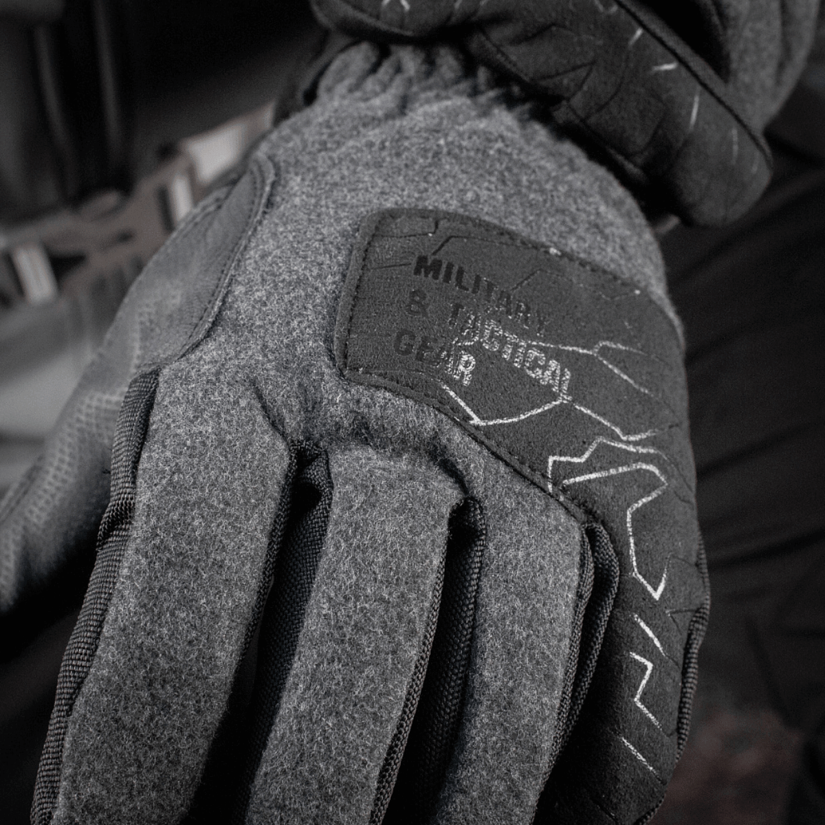 M-Tac Vinterhandsker Extreme Tactical lähikuva, näyttää kumipäällystetyt kämmenet ja säädettävät rannekkeet optimaaliseen talvisuojaan.