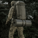 Sotilas repun kanssa ja M-Tac Liggeunderlag 20 mm (60x180 cm) luonnossa, ulkoiluun ja äärilämpötiloihin.
