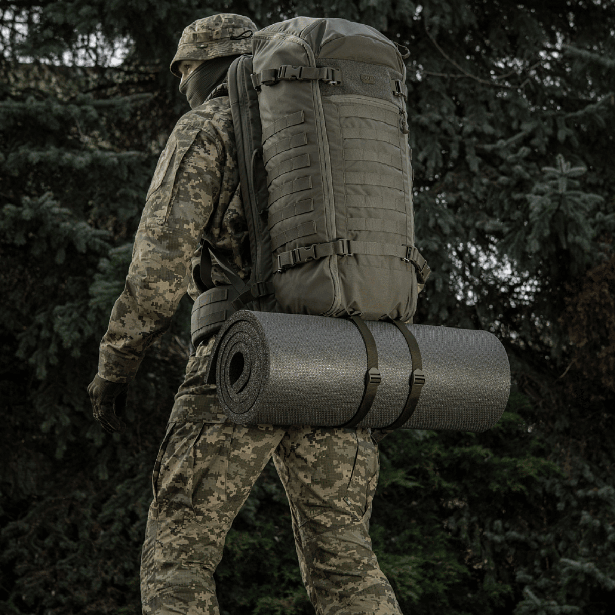 Sotilas repun kanssa ja M-Tac Liggeunderlag 20 mm (60x180 cm) luonnossa, ulkoiluun ja äärilämpötiloihin.