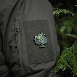 M-Tac Ace of Spades 3D PVC Patch takissa, kiinnitetty Velcro-kiinnityksellä, sopii sotilas- ja ulkoilmakäyttöön.