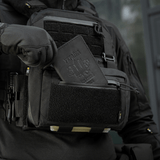 M-Tac Admin Pouch Large Elite Gen.II käytössä, passi etutaskussa; käytännöllinen muotoilu henkilökohtaisille tavaroille.