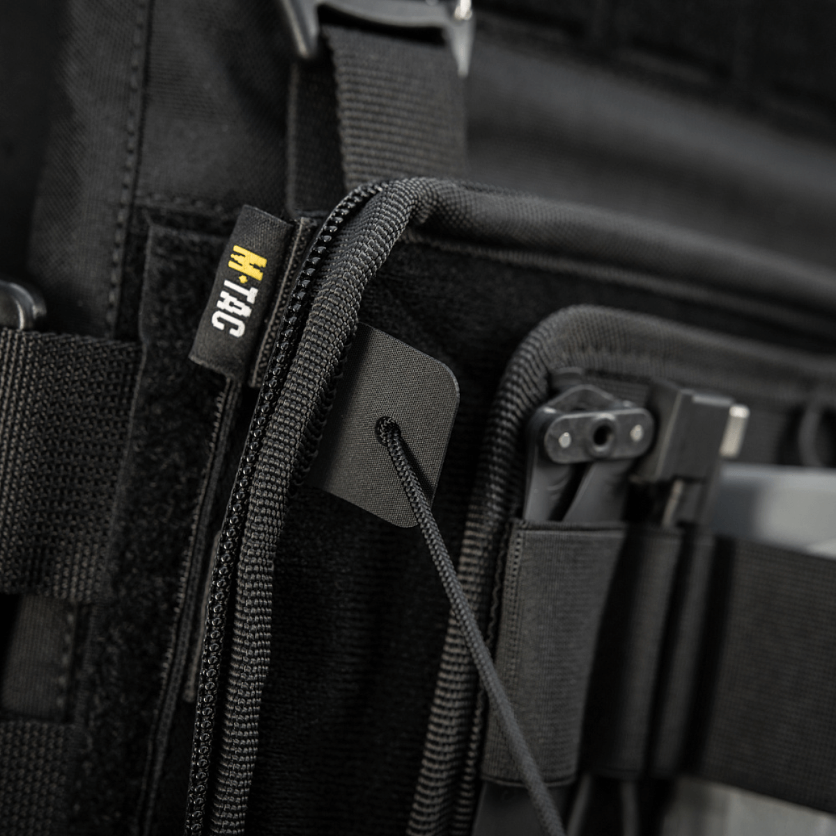 Lähikuva M-Tac Admin Pouch Large Elite Gen.II:stä Cordura 500D:stä AquaGuard-vetoketjulla ja Velcro-sisätaskulla lisätarvikkeille.