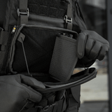 Henkilö avaa M-Tac Admin Pouch Large Elite Gen.II:n, jossa suuri säilytystila varusteille; valmistettu Cordura 500D:stä.