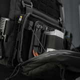 M-Tac Admin Pouch Large Elite Gen.II avoinna eri esineiden kanssa, Cordura 500D:stä AquaGuard-vetoketjulla ja Velcrolla.