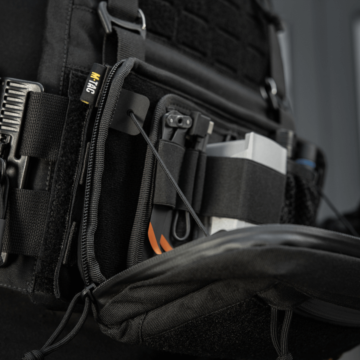 M-Tac Admin Pouch Large Elite Gen.II avoinna eri esineiden kanssa, Cordura 500D:stä AquaGuard-vetoketjulla ja Velcrolla.
