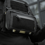 M-Tac Admin Pouch Large Elite Gen.II kiinnitetty reppuun; valmistettu Cordura 500D:stä AquaGuard-vetoketjulla ja Velcro-paneelilla patcheille.