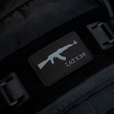 M-Tac AKM 7,62x39 Laser Cut Patch, kiinnitetty mustaan reppuun Velcrolla.