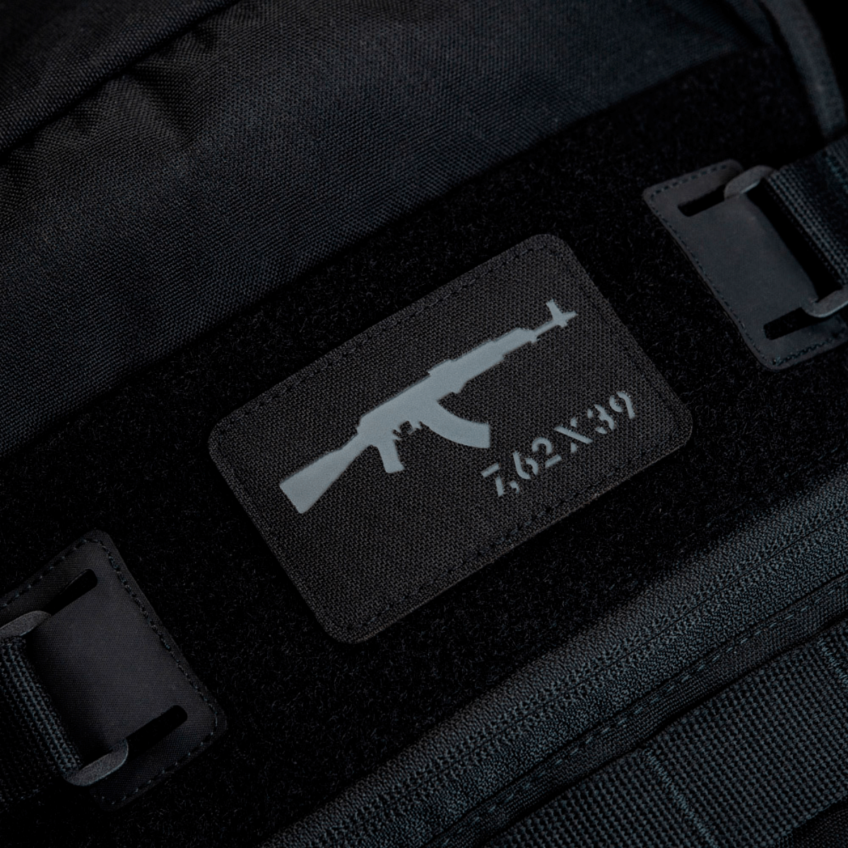 M-Tac AKM 7,62x39 Laser Cut Patch, kiinnitetty mustaan reppuun Velcrolla.