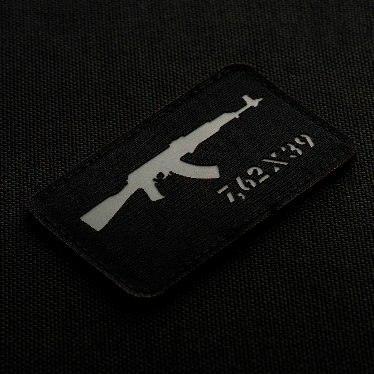 M-Tac AKM 7,62x39 Laser Cut Patch, Velcro, Cordura 500D, AKM-aseen symboli, suunniteltu taktiseen käyttöön.