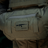 M-Tac AKM 7,62x39 Laser Cut Patch, kiinnitetty laukkuun Velcrolla.