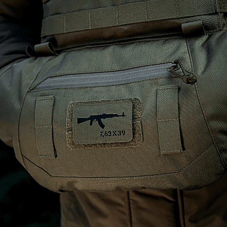 M-Tac AKM 7,62x39 Laser Cut Patch, kiinnitetty laukkuun Velcrolla.