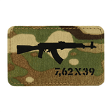 M-Tac AKM 7,62x39 Laser Cut Patch, maastokuvioinen tausta ja AKM-symboli, Velcro-kiinnitys, kestävä Cordura 500D, taktiseen käyttöön.