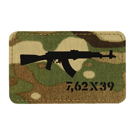 M-Tac AKM 7,62x39 Laser Cut Patch, maastokuvioinen tausta ja AKM-symboli, Velcro-kiinnitys, kestävä Cordura 500D, taktiseen käyttöön.