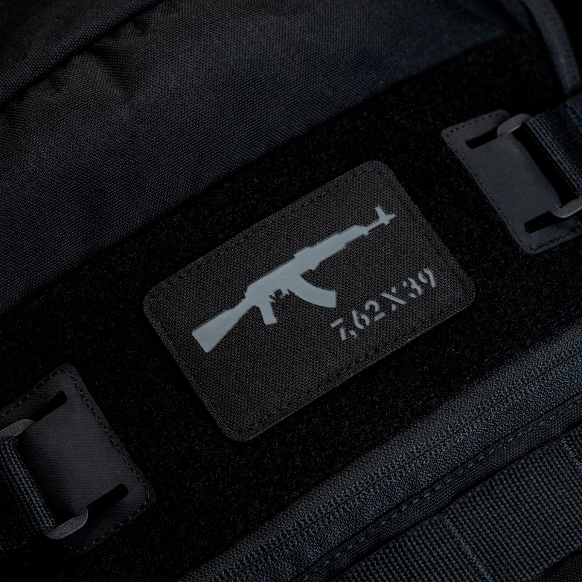 M-Tac AKM 7,62x39 Laser Cut Patch, kiinnitetty mustaan reppuun Velcrolla, Cordura 500D, kestävä ja taktinen ulkoiluun.