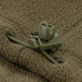 Yksityiskohta säädettävästä nyöristä M-Tac Anatomisk Snood Justerbar Elite Fleece (320 g/m²), näyttää robustin vihreän muotoilun.