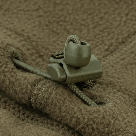 Yksityiskohta säädettävästä nyöristä M-Tac Anatomisk Snood Justerbar Elite Fleece (320 g/m²), näyttää robustin vihreän muotoilun.