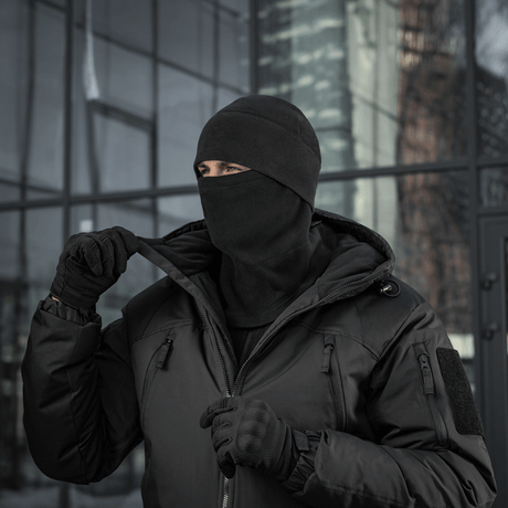 M-Tac Anatomisk Snood Justerbar Elite Fleece (320 g/m²) kylmään säähän, käytettävissä pipona, balaclavana tai kypärävuorena, musta tausta.