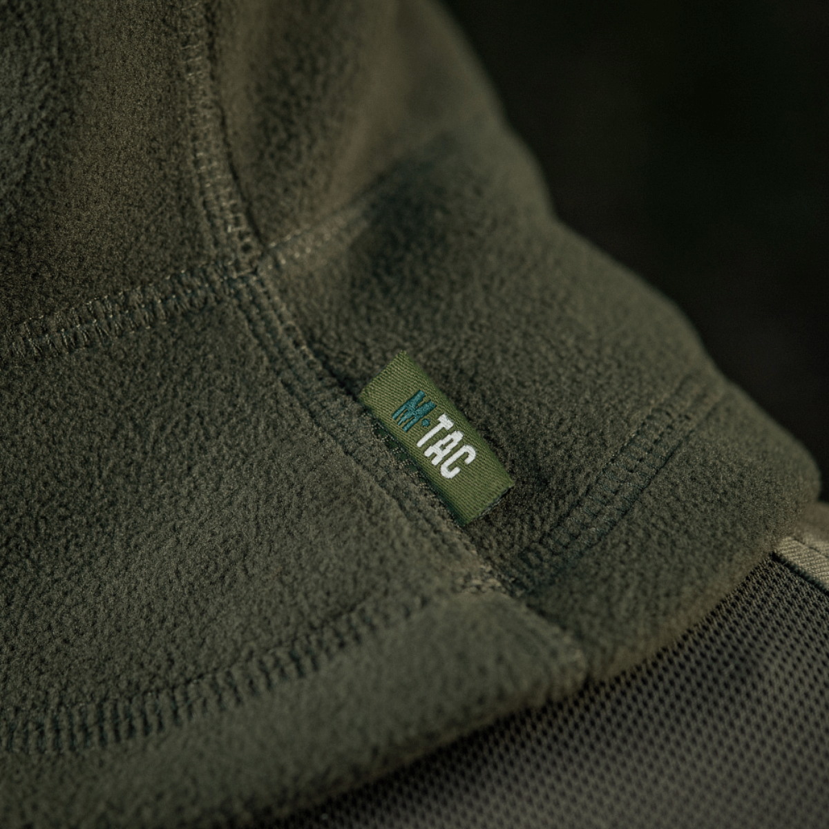 M-Tac Anatomisk Snood Justerbar Elite Fleece (320 g/m²) pehmeässä vihreässä fleecessä merkkilapulla, suunniteltu kylmiin oloihin ja korkeaan lämmöneristykseen.