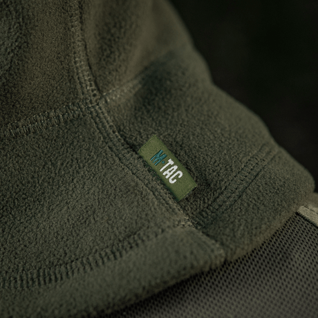 M-Tac Anatomisk Snood Justerbar Elite Fleece (320 g/m²) pehmeässä vihreässä fleecessä merkkilapulla, suunniteltu kylmiin oloihin ja korkeaan lämmöneristykseen.