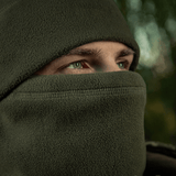 Mies pukeutuneena M-Tac Anatomisk Snood Justerbar Elite Fleece (320 g/m²) metsäympäristössä.