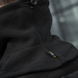 Lähikuva M-Tac Anatomisk Snood Justerbar Elite Fleece (320 g/m²) mustasta fleecestä, näyttää säätönarun ja kestävän materiaalin.