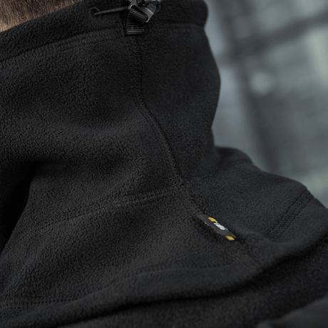 Lähikuva M-Tac Anatomisk Snood Justerbar Elite Fleece (320 g/m²) mustasta fleecestä, näyttää säätönarun ja kestävän materiaalin.