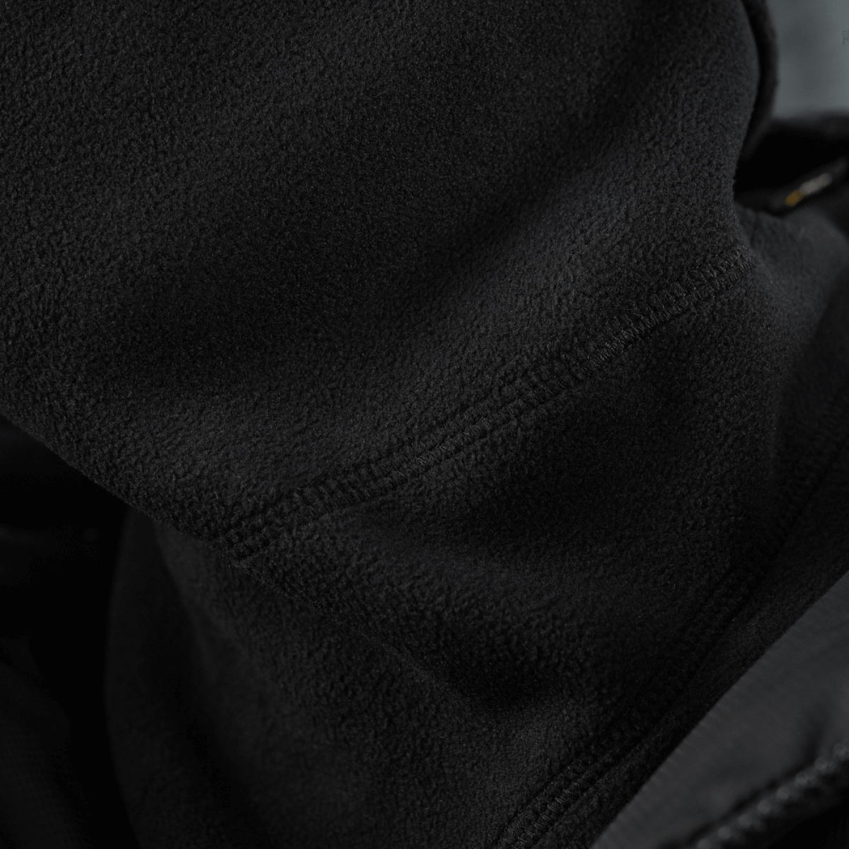M-Tac Anatomisk Snood Justerbar Elite Fleece (320 g/m²) lähikuva pehmeästä, kestävästä fleece-materiaalista, sopii kylmään säähän.