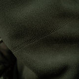 Lähikuva M-Tac Anatomisk Snood Justerbar Elite Fleece (320 g/m²) yksityiskohdista pehmeässä vihreässä fleecessä ja saumoista.
