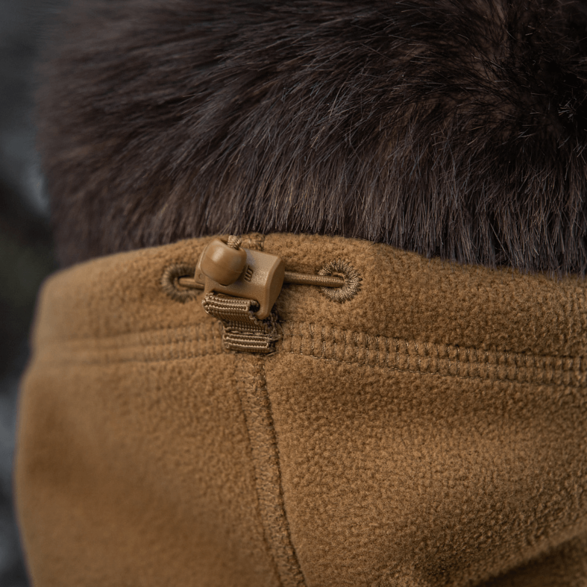 M-Tac Anatomisk Snood Justerbar Elite Fleece (320 g/m²) nyörisäätö takaa lähikuvassa.