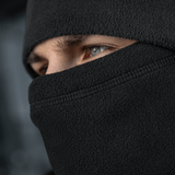 Mies käyttää M-Tac Anatomisk Snood Justerbar Elite Fleece (320 g/m²) balaclavana, näyttää silmät ja fleece-tekstuurin.