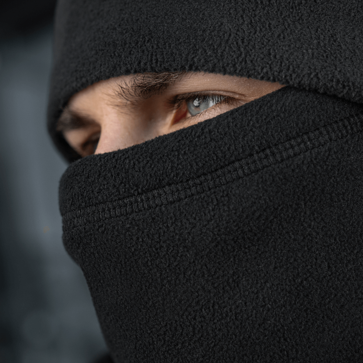 Mies käyttää M-Tac Anatomisk Snood Justerbar Elite Fleece (320 g/m²) balaclavana, näyttää silmät ja fleece-tekstuurin.