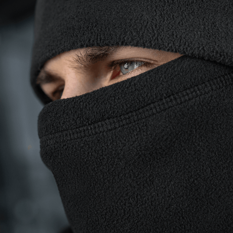 Mies käyttää M-Tac Anatomisk Snood Justerbar Elite Fleece (320 g/m²) balaclavana, näyttää silmät ja fleece-tekstuurin.
