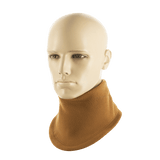 M-Tac Anatomisk Snood Justerbar Elite Fleece (320 g/m²) ruskea snood mannekiinilla optimaalista istuvuutta ja suojan antaakseen kylmää vastaan.