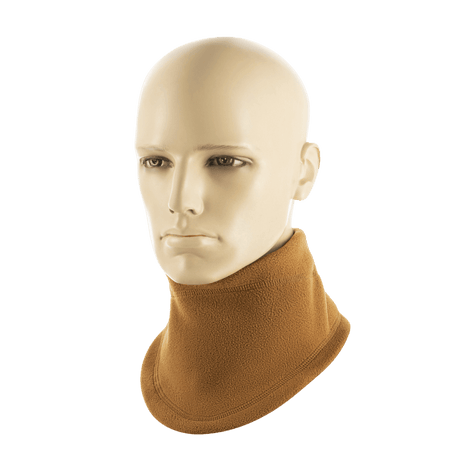 M-Tac Anatomisk Snood Justerbar Elite Fleece (320 g/m²) ruskea snood mannekiinilla optimaalista istuvuutta ja suojan antaakseen kylmää vastaan.