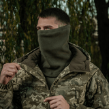 M-Tac Anatomisk Snood Justerbar Elite Fleece (320 g/m²) käytetty balaclavana kylmässä säässä, sotilaallisesti inspiroitu ilme luonnossa.