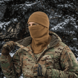 Mies käyttää M-Tac Anatomisk Snood Justerbar Elite Fleece (320 g/m²) talviympäristössä, näyttää monikäyttöisyyden kylmäsäällä.