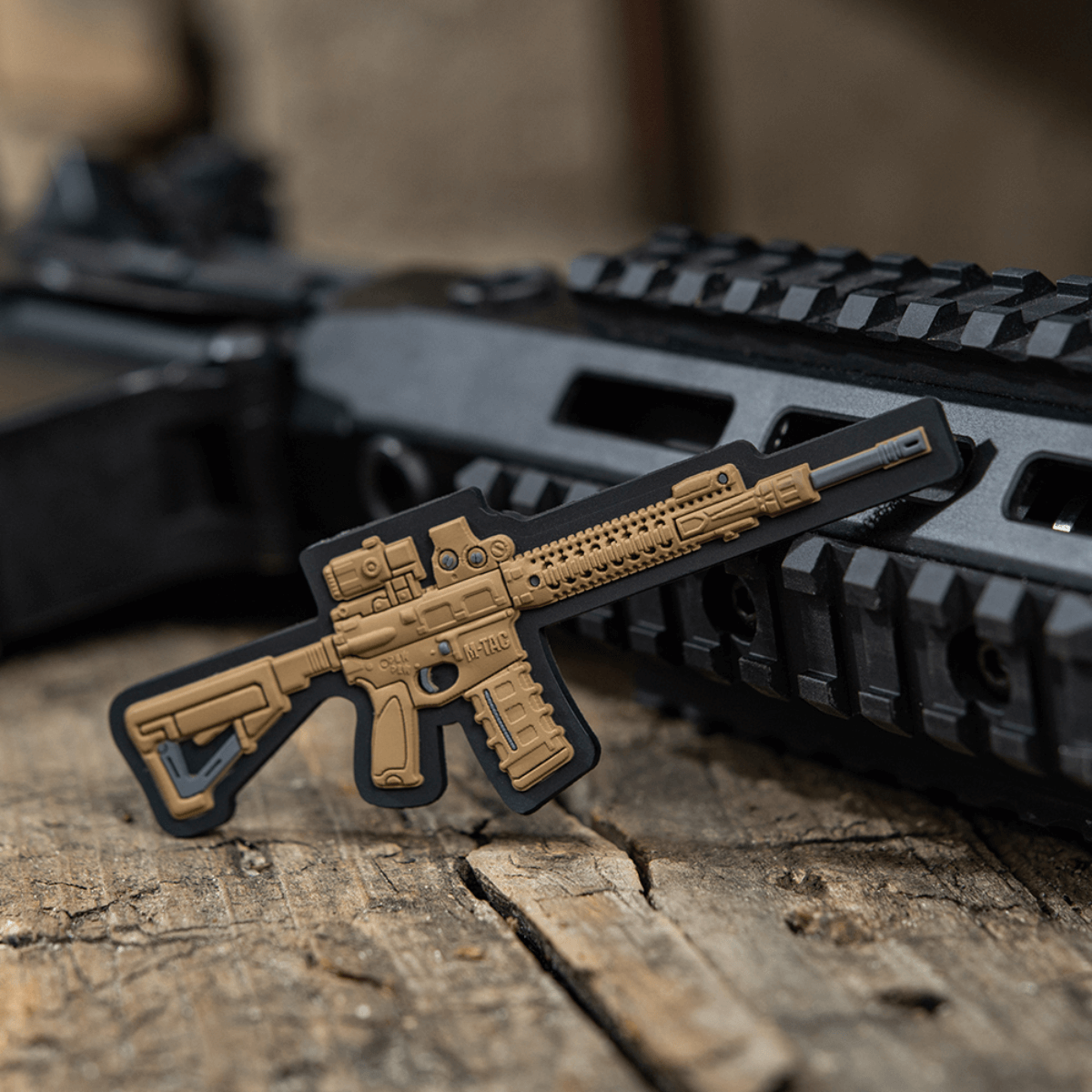 M-Tac AR-15 3D PVC Patch, Velcro-kiinnitys, tarkoitettu taktiseen käyttöön vaatteissa ja varusteissa.