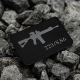M-Tac AR-15 223/5,56 Laser Cut Patch, Velcro-kiinnitys, Cordura 500D, suunniteltu taktiseen käyttöön, sijoitettu kallioille.