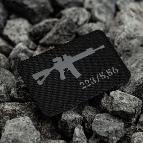 M-Tac AR-15 223/5,56 Laser Cut Patch, Velcro-kiinnitys, Cordura 500D, suunniteltu taktiseen käyttöön, sijoitettu kallioille.