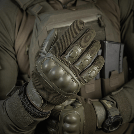M-Tac Assault Tactical Mk.4, vahvistettu nahkakämmen ja nyrkkipadit aseenkäsittelyyn, säädettävä velcro-istuvuus.