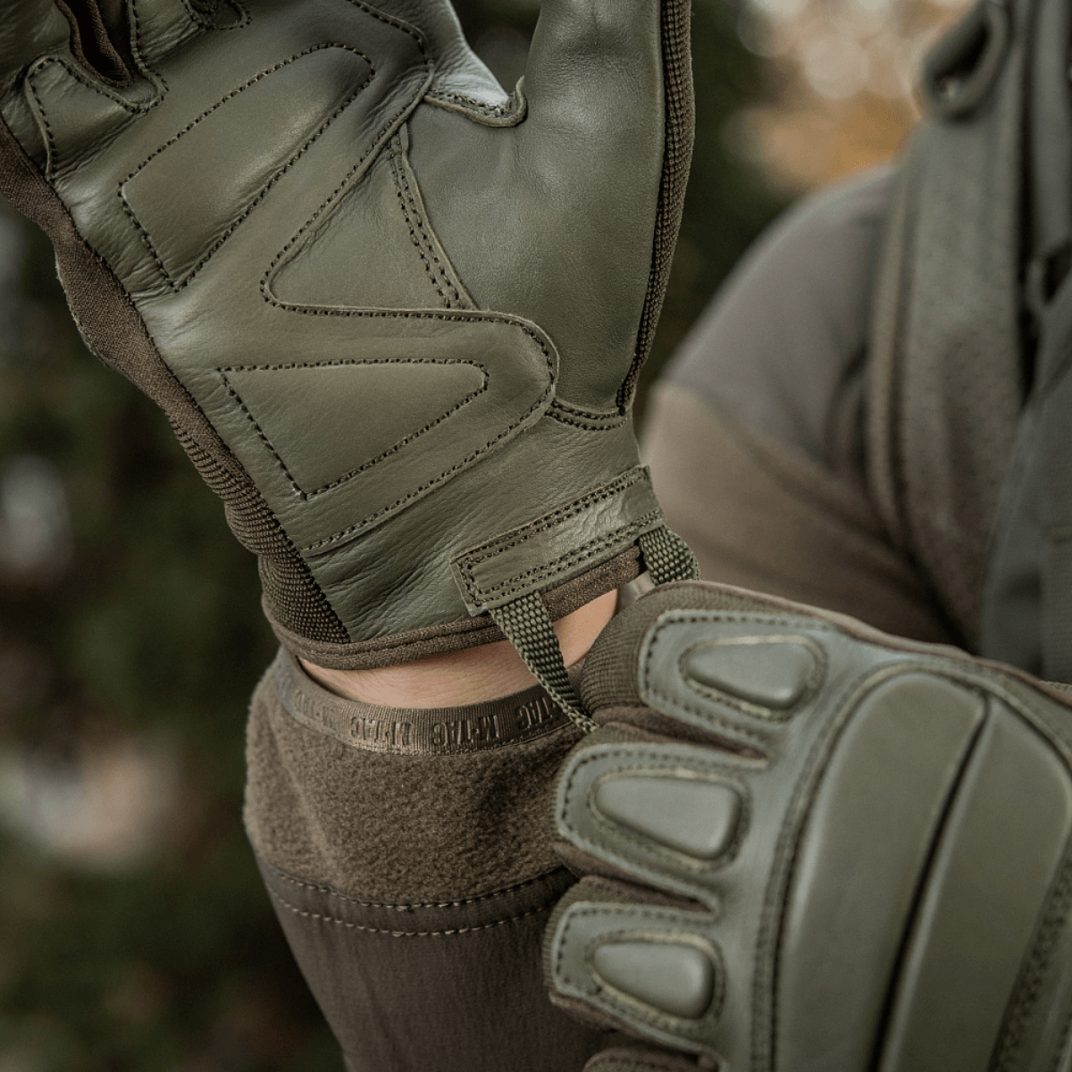 M-Tac Assault Tactical Mk.2 -hanskat, aitoa nahkaa, säädettävä velcro-ranne ja iskunvaimentavat insertit.