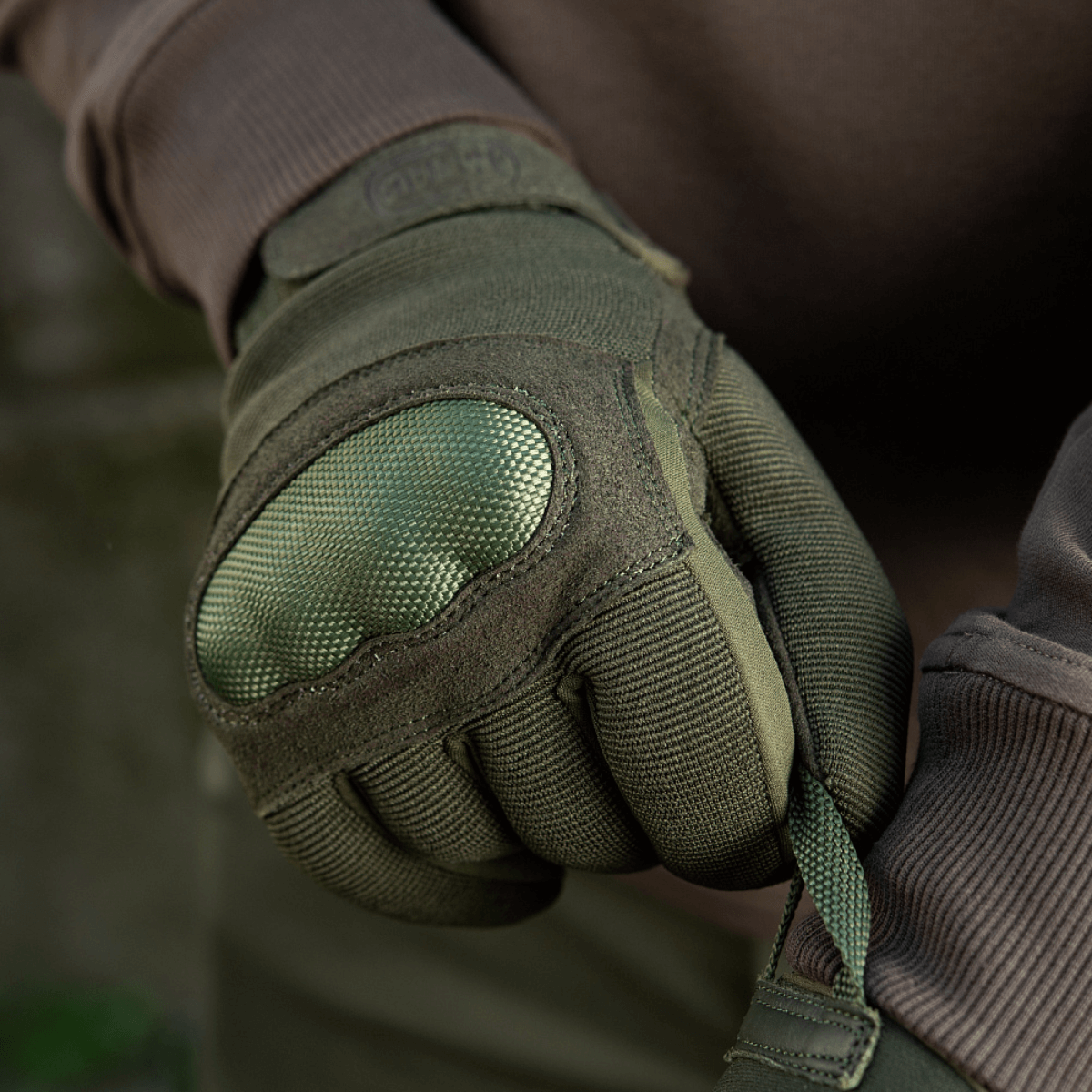 M-Tac Assault Tactical Mk.3, vahvistettu kämmen ja velcro, sopivat aseenkäyttöön mukavalla istuvuudella.