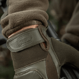 M-Tac Assault Tactical Mk.2 -hanskat käytössä, säädettävä velcro-ranne ja synteettinen paneeli paremman otteen saamiseksi.
