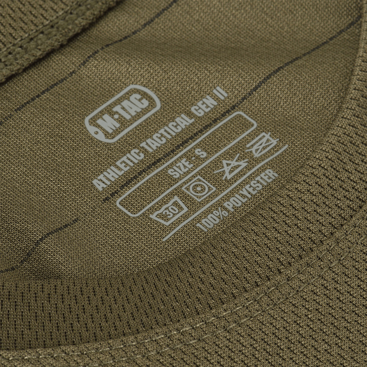 Lähikuva M-Tac T-Shirt Sweat-Wicking Athletic Gen.II -etiketistä polyesterissä, koko S, sopii harjoitteluun ja juoksuun.